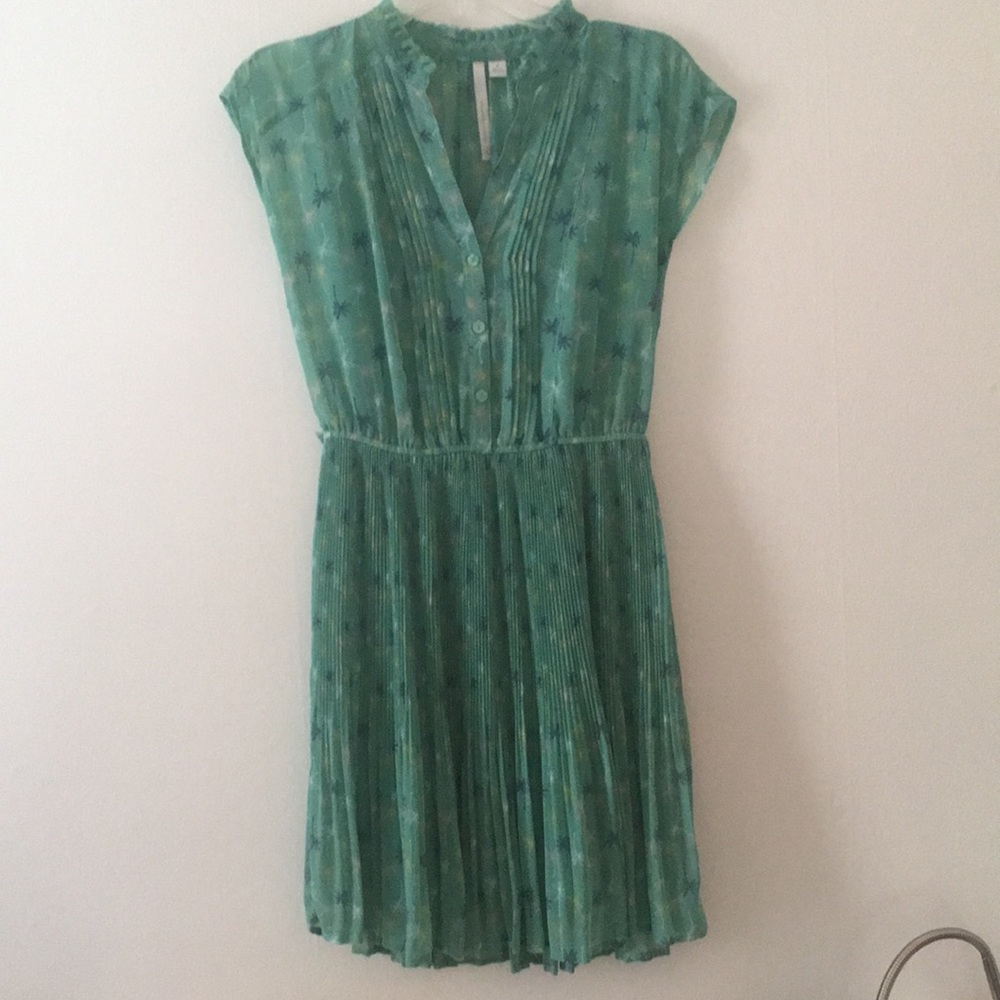 Cap sleeve pleated dress